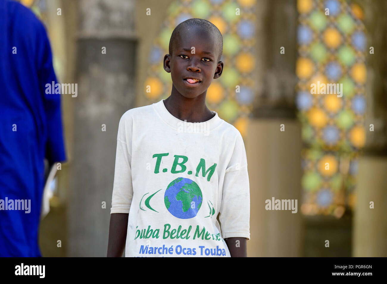 TOUBA, SÉNÉGAL - 26 avr 2017 non identifié : garçon sénégalais sourit dans la Grande Mosquée de Touba, l'accueil de la confrérie Mouride Banque D'Images