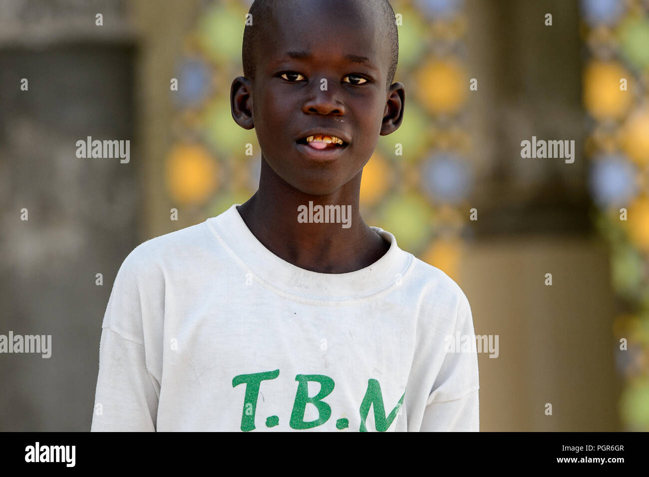 TOUBA, SÉNÉGAL - 26 avr 2017 non identifié : garçon sénégalais sourit dans la Grande Mosquée de Touba, l'accueil de la confrérie Mouride Banque D'Images