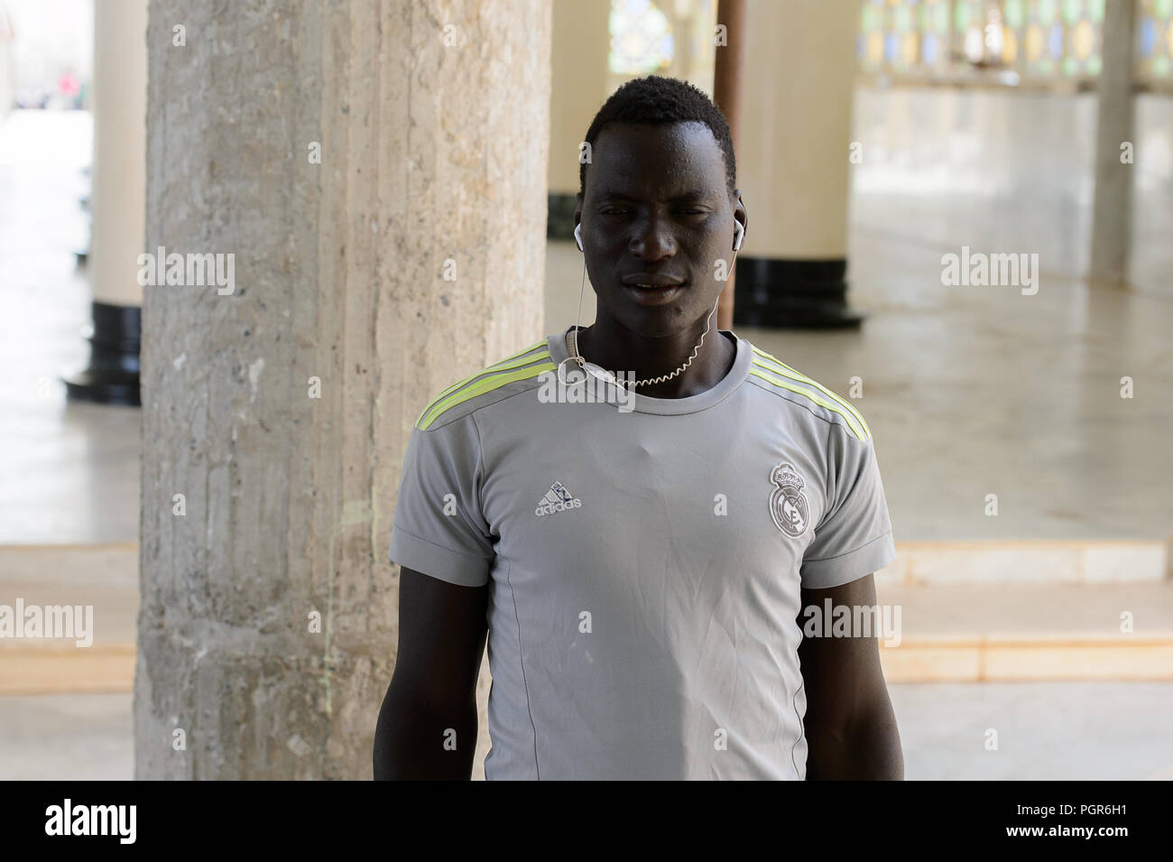 TOUBA, SÉNÉGAL - Apr 26, 2017 : l'homme sénégalais non identifiés à l'écoute de la musique dans la Grande Mosquée de Touba, l'accueil de la confrérie Mouride Banque D'Images