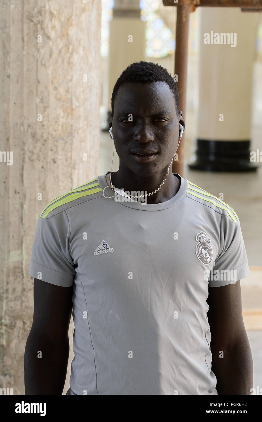 TOUBA, SÉNÉGAL - Apr 26, 2017 : l'homme sénégalais non identifiés à l'écoute de la musique dans la Grande Mosquée de Touba, l'accueil de la confrérie Mouride Banque D'Images