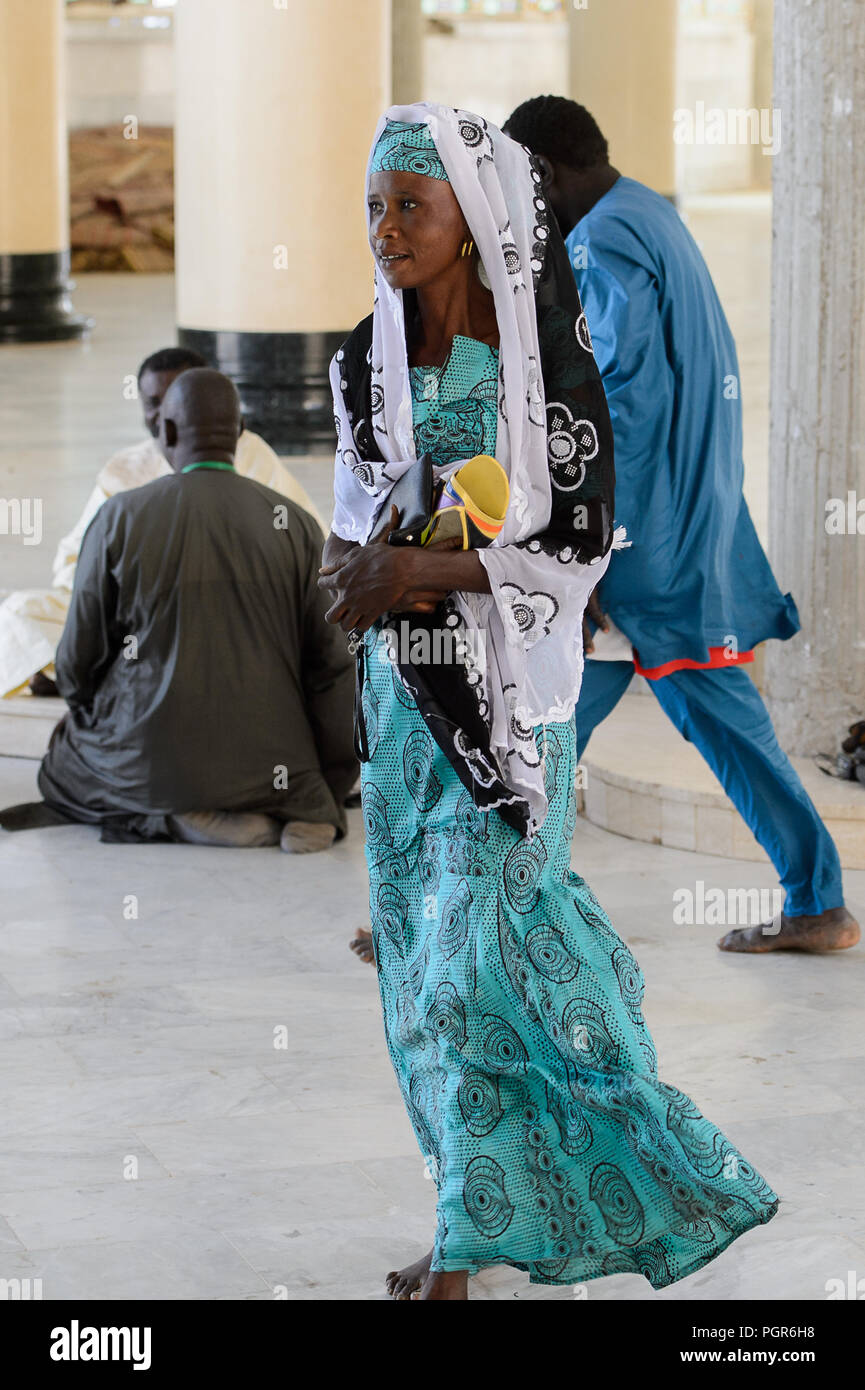 TOUBA, SÉNÉGAL - 26 avr 2017 : femme barefoot sénégalais non identifiés en vêtements traditionnels promenades dans la Grande Mosquée de Touba, l'accueil de l'Mouri Banque D'Images