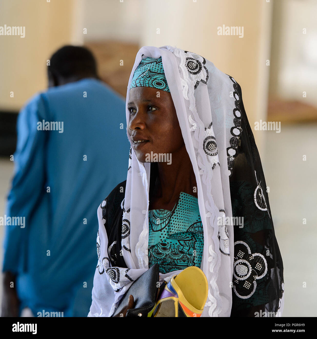 TOUBA, SÉNÉGAL - 26 avr 2017 : femme sénégalaise non identifiés en vêtements traditionnels promenades dans la Grande Mosquée de Touba, l'accueil de la confrérie Mouride Brothe Banque D'Images