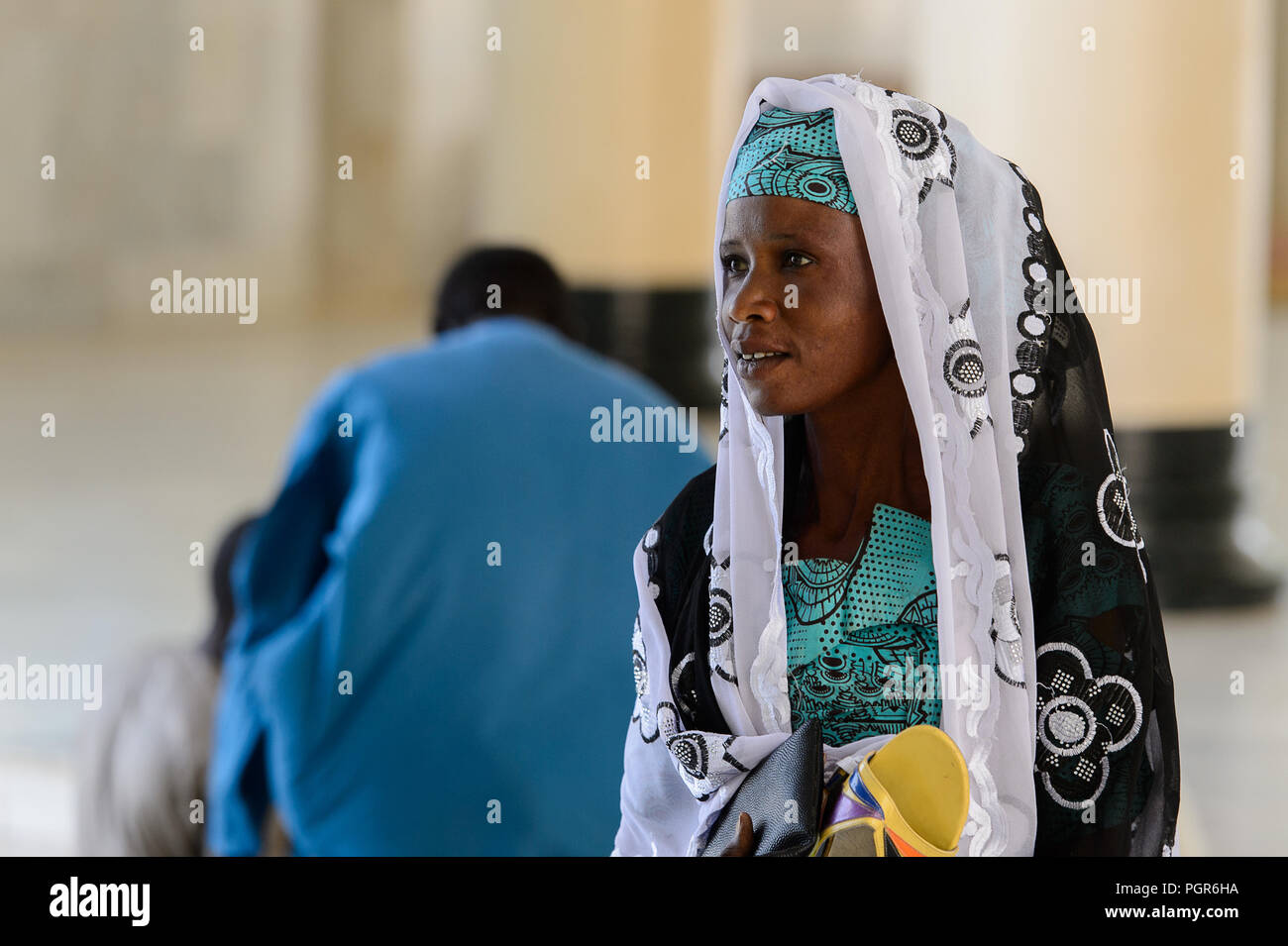 TOUBA, SÉNÉGAL - 26 avr 2017 : femme sénégalaise non identifiés en vêtements traditionnels promenades dans la Grande Mosquée de Touba, l'accueil de la confrérie Mouride Brothe Banque D'Images