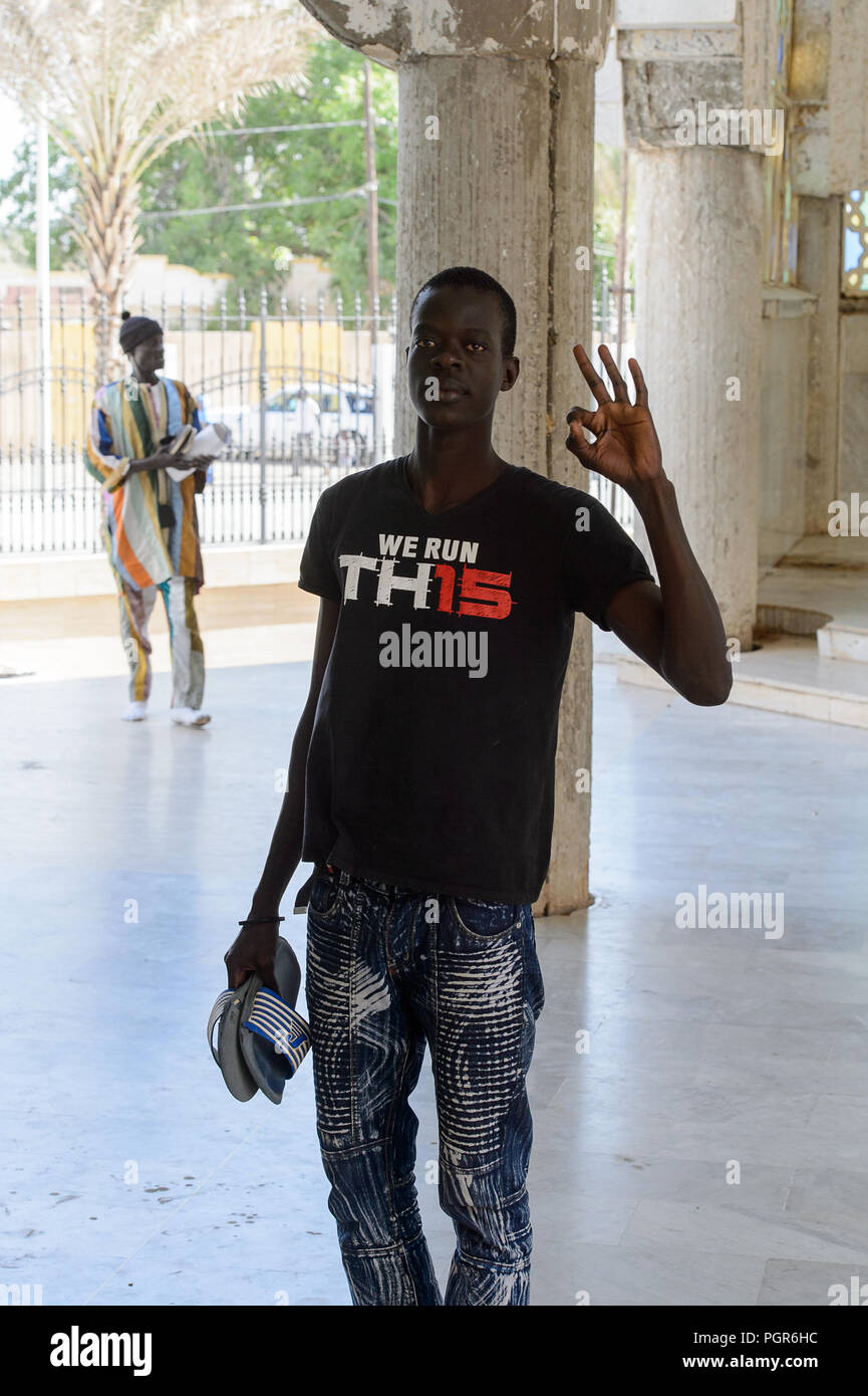 TOUBA, SÉNÉGAL - 26 avr 2017 : Unidentified sénégalais lève la main dans la Grande Mosquée de Touba, l'accueil de la confrérie Mouride Banque D'Images