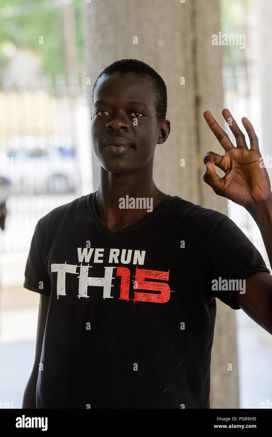 TOUBA, SÉNÉGAL - 26 avr 2017 : Unidentified sénégalais lève la main dans la Grande Mosquée de Touba, l'accueil de la confrérie Mouride Banque D'Images