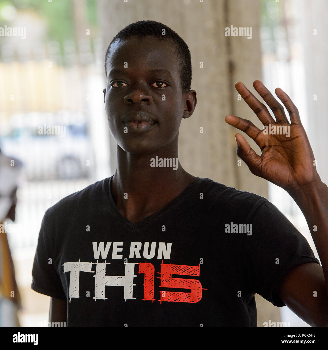 TOUBA, SÉNÉGAL - 26 avr 2017 : Unidentified sénégalais lève la main dans la Grande Mosquée de Touba, l'accueil de la confrérie Mouride Banque D'Images