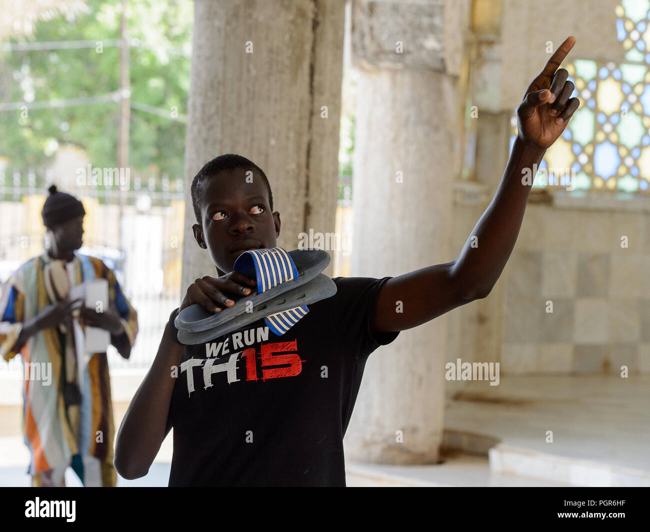 TOUBA, SÉNÉGAL - 26 avr 2017 : Unidentified sénégalais lève la main dans la Grande Mosquée de Touba, l'accueil de la confrérie Mouride Banque D'Images