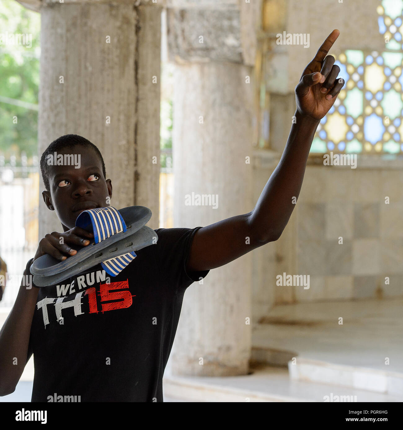 TOUBA, SÉNÉGAL - 26 avr 2017 : Unidentified sénégalais lève la main dans la Grande Mosquée de Touba, l'accueil de la confrérie Mouride Banque D'Images