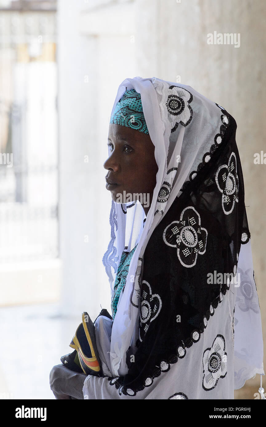 TOUBA, SÉNÉGAL - 26 avr 2017 : femme sénégalaise non identifiés en vêtements traditionnels promenades dans la Grande Mosquée de Touba, l'accueil de la confrérie Mouride Brothe Banque D'Images