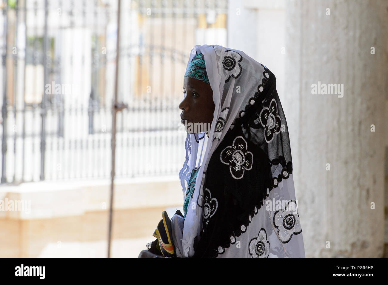 TOUBA, SÉNÉGAL - 26 avr 2017 : femme sénégalaise non identifiés en vêtements traditionnels promenades dans la Grande Mosquée de Touba, l'accueil de la confrérie Mouride Brothe Banque D'Images