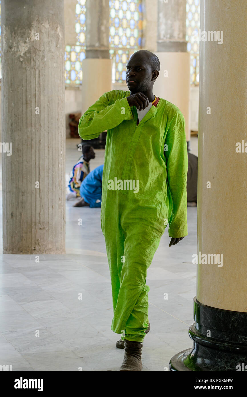 TOUBA, SÉNÉGAL - Apr 26, 2017 : Des sénégalais dans les vêtements vert promenades dans la Grande Mosquée de Touba, l'accueil de la confrérie Mouride Banque D'Images