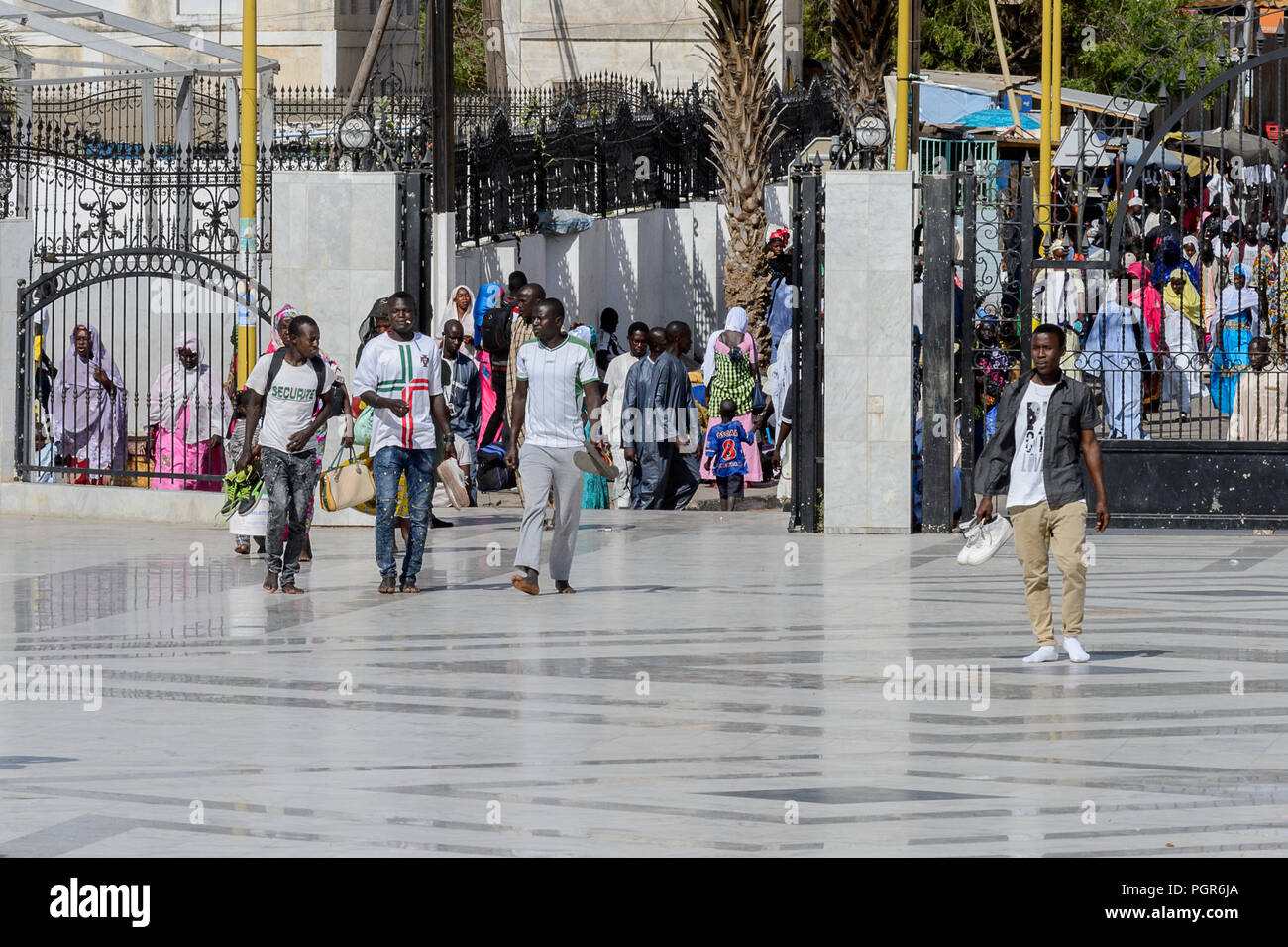 TOUBA, SÉNÉGAL - 26 avr 2017 non identifié : peuple sénégalais à pied dans la Grande Mosquée de Touba, l'accueil de la confrérie Mouride Banque D'Images