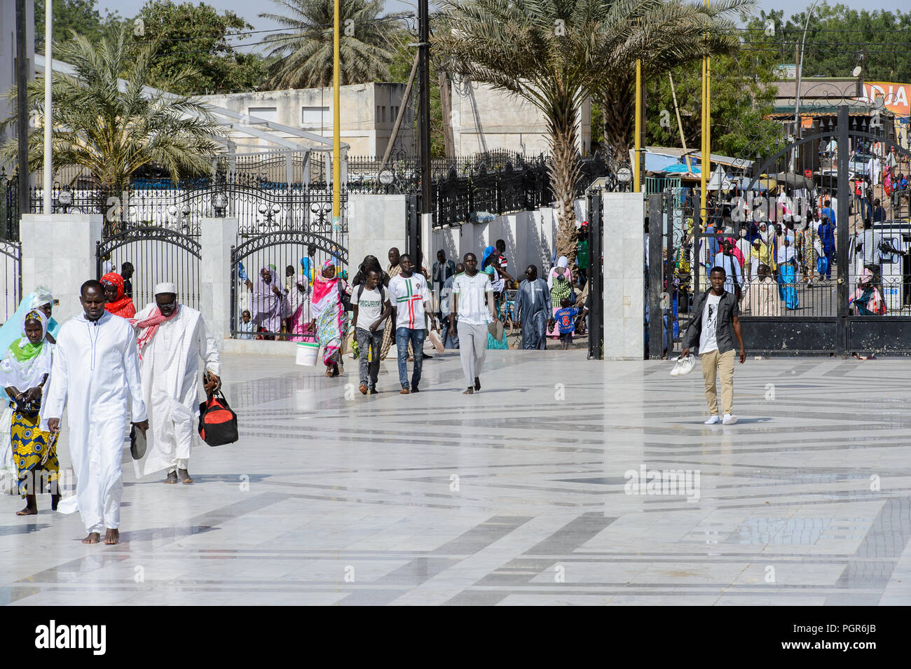TOUBA, SÉNÉGAL - 26 avr 2017 non identifié : peuple sénégalais à pied dans la Grande Mosquée de Touba, l'accueil de la confrérie Mouride Banque D'Images