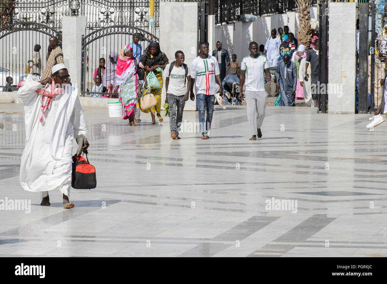 TOUBA, SÉNÉGAL - 26 avr 2017 non identifié : peuple sénégalais à pied dans la Grande Mosquée de Touba, l'accueil de la confrérie Mouride Banque D'Images