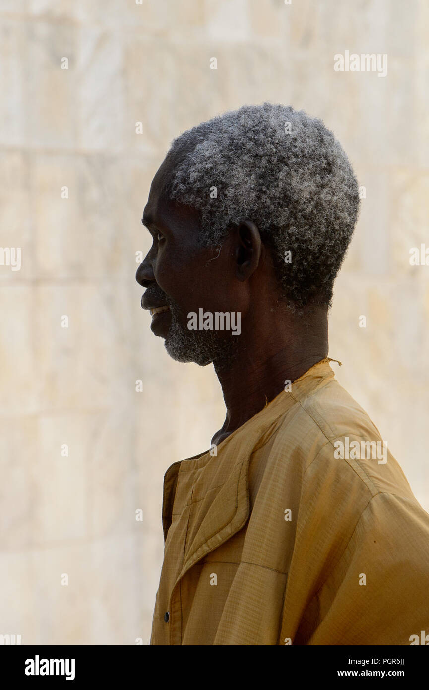 TOUBA, SÉNÉGAL - 26 avr 2017 : sénégalais non identifié, homme aux cheveux gris promenades dans la Grande Mosquée de Touba, l'accueil de la confrérie Mouride Banque D'Images