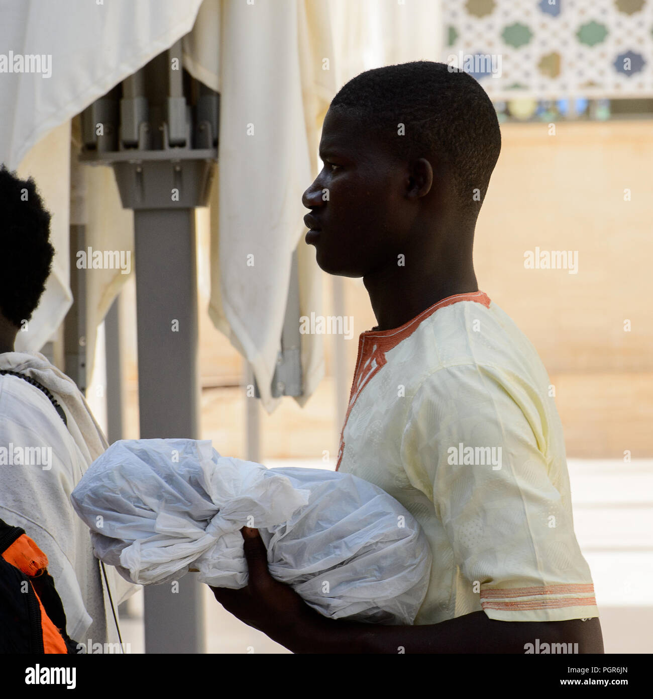 TOUBA, SÉNÉGAL - 26 avr 2017 : Unidentified sénégalais Promenades dans la Grande Mosquée de Touba, l'accueil de la confrérie Mouride Banque D'Images