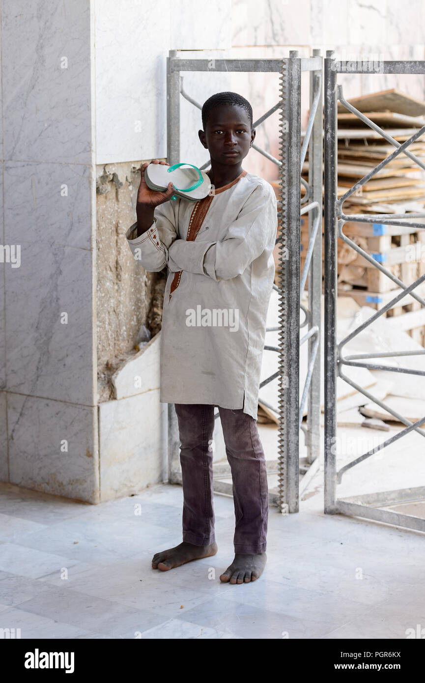 TOUBA, SÉNÉGAL - 26 avr 2017 : petit gars sénégalais non identifié se trouve dans la Grande Mosquée de Touba, l'accueil de la confrérie Mouride Banque D'Images