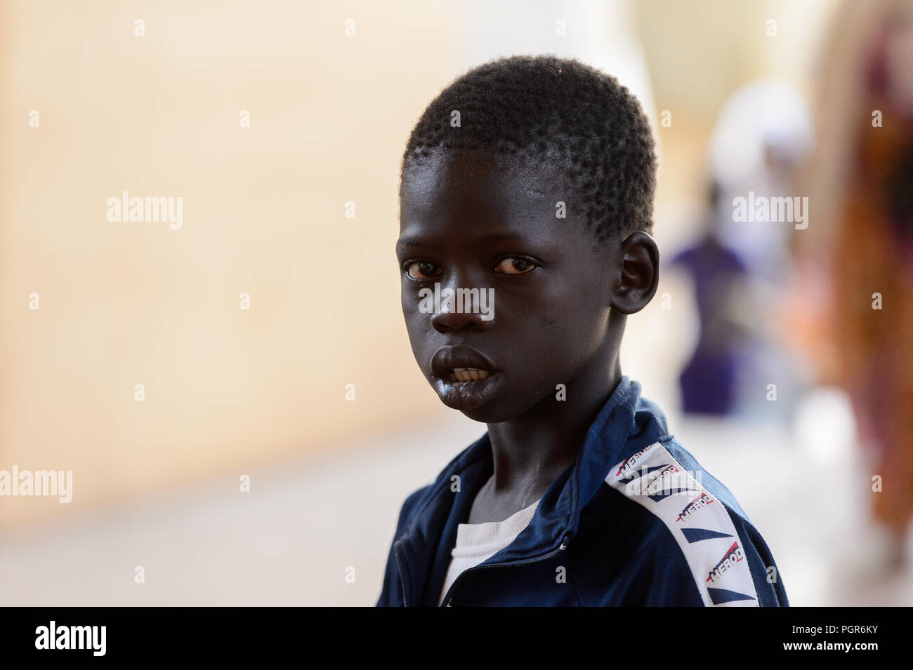 TOUBA, SÉNÉGAL - 26 avr 2017 non identifié : garçon sénégalais Promenades dans la Grande Mosquée de Touba, l'accueil de la confrérie Mouride Banque D'Images