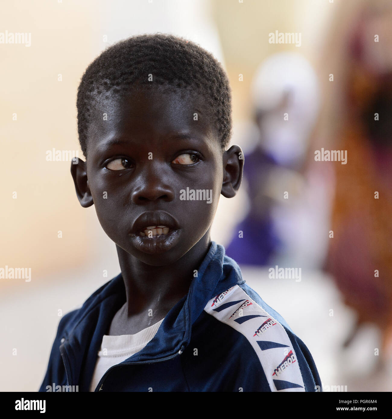 TOUBA, SÉNÉGAL - 26 avr 2017 non identifié : garçon sénégalais Promenades dans la Grande Mosquée de Touba, l'accueil de la confrérie Mouride Banque D'Images