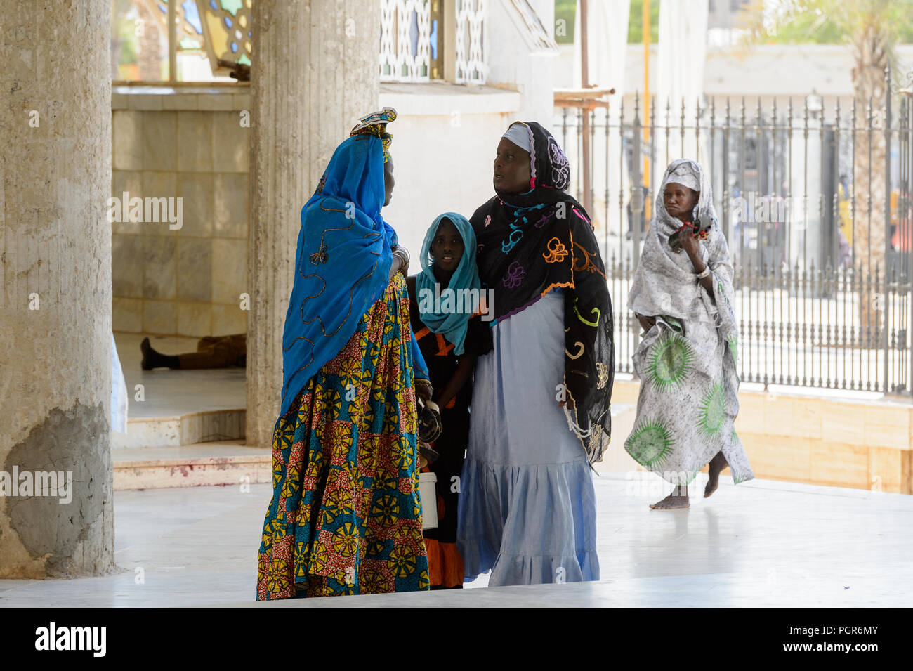 TOUBA, SÉNÉGAL - 26 avr 2017 non identifié : la femme sénégalaise en vêtements traditionnels parlent de quelque chose dans la Grande Mosquée de Touba, l'accueil du Banque D'Images