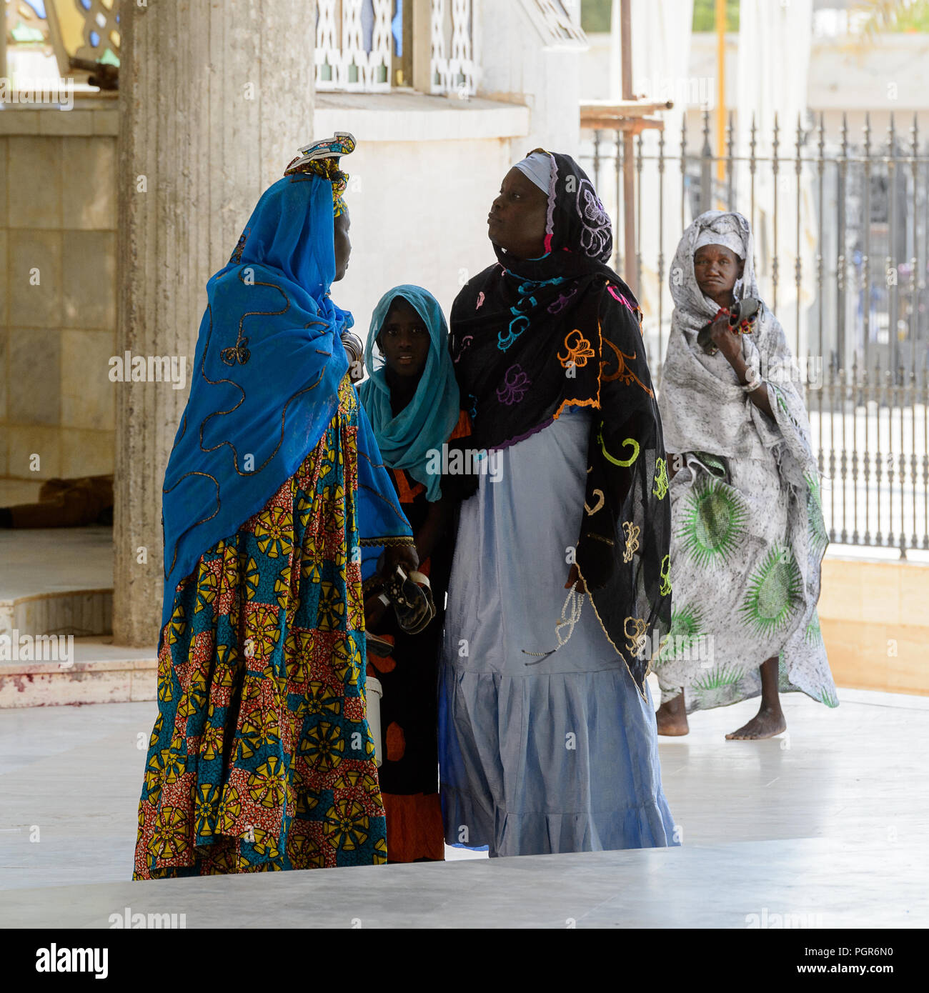 TOUBA, SÉNÉGAL - 26 avr 2017 non identifié : la femme sénégalaise en vêtements traditionnels parlent de quelque chose dans la Grande Mosquée de Touba, l'accueil du Banque D'Images