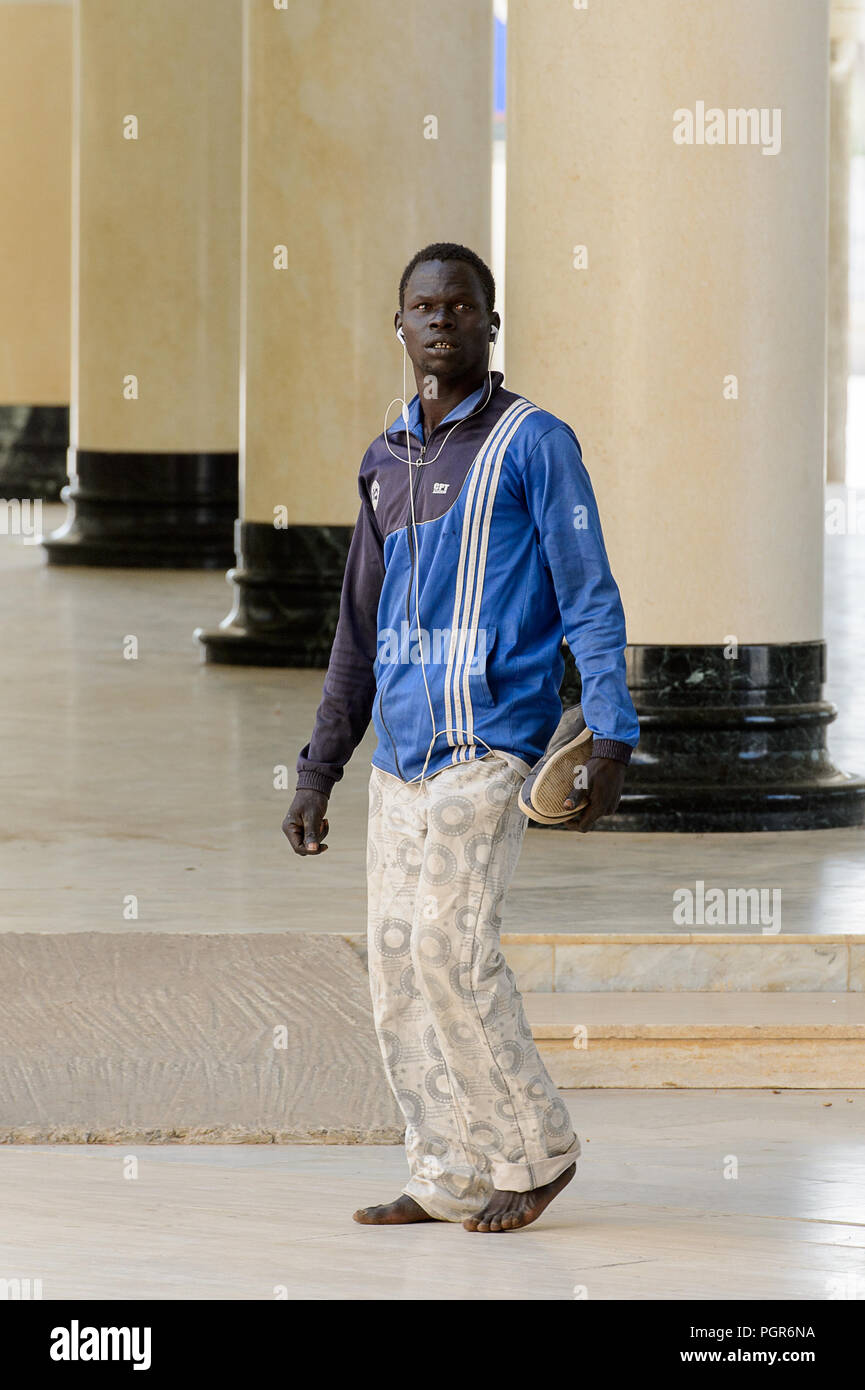 TOUBA, SÉNÉGAL - 26 avr 2017 : homme marche pieds nus sénégalais non identifiés dans la Grande Mosquée de Touba, l'accueil de la confrérie Mouride Banque D'Images