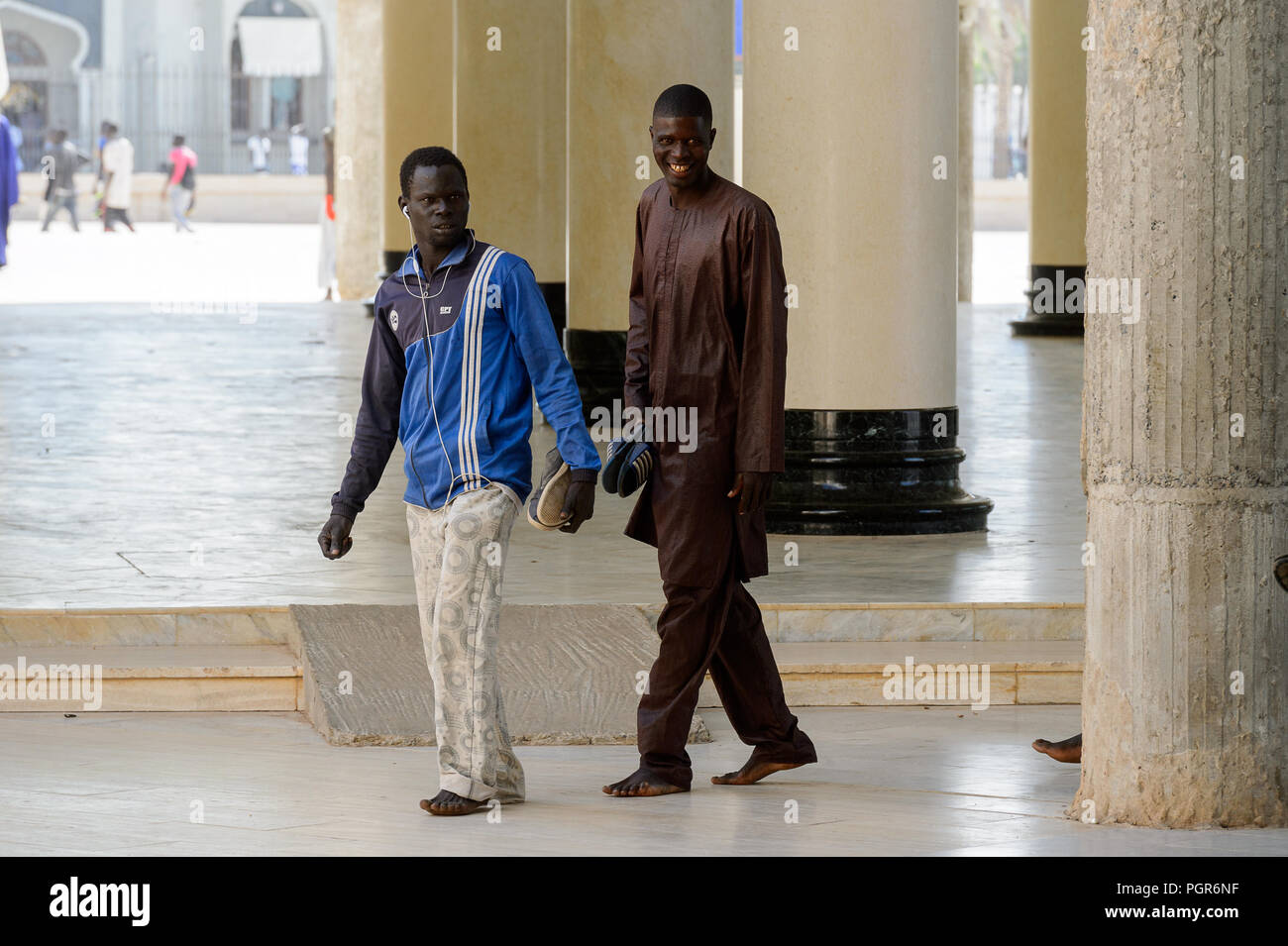 TOUBA, SÉNÉGAL - 26 avr 2017 : marche pieds nus hommes sénégalais non identifiés dans la Grande Mosquée de Touba, l'accueil de la confrérie Mouride Banque D'Images