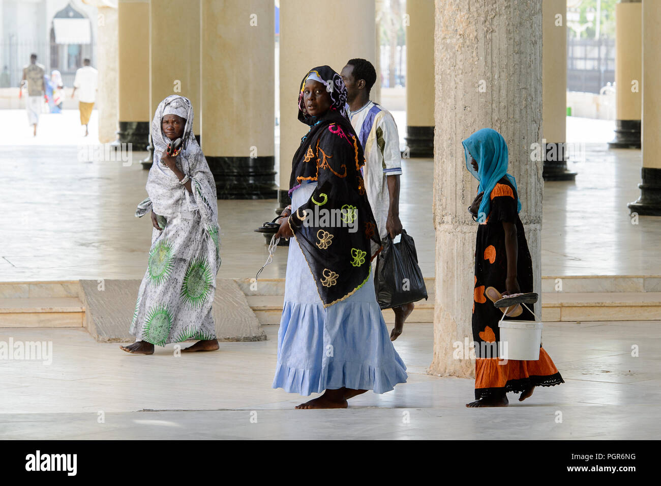 TOUBA, SÉNÉGAL - 26 avr 2017 non identifié : la femme sénégalaise en vêtements traditionnels de longue promenade dans la Grande Mosquée de Touba, l'accueil de la confrérie Mouride Br Banque D'Images