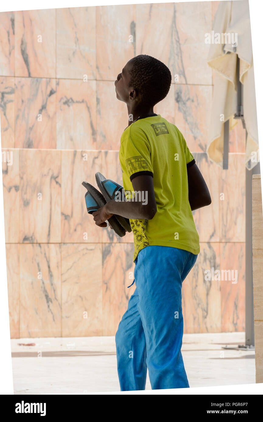 TOUBA, SÉNÉGAL - 26 avr 2017 non identifié : garçon sénégalais Promenades dans la Grande Mosquée de Touba, l'accueil de la confrérie Mouride Banque D'Images