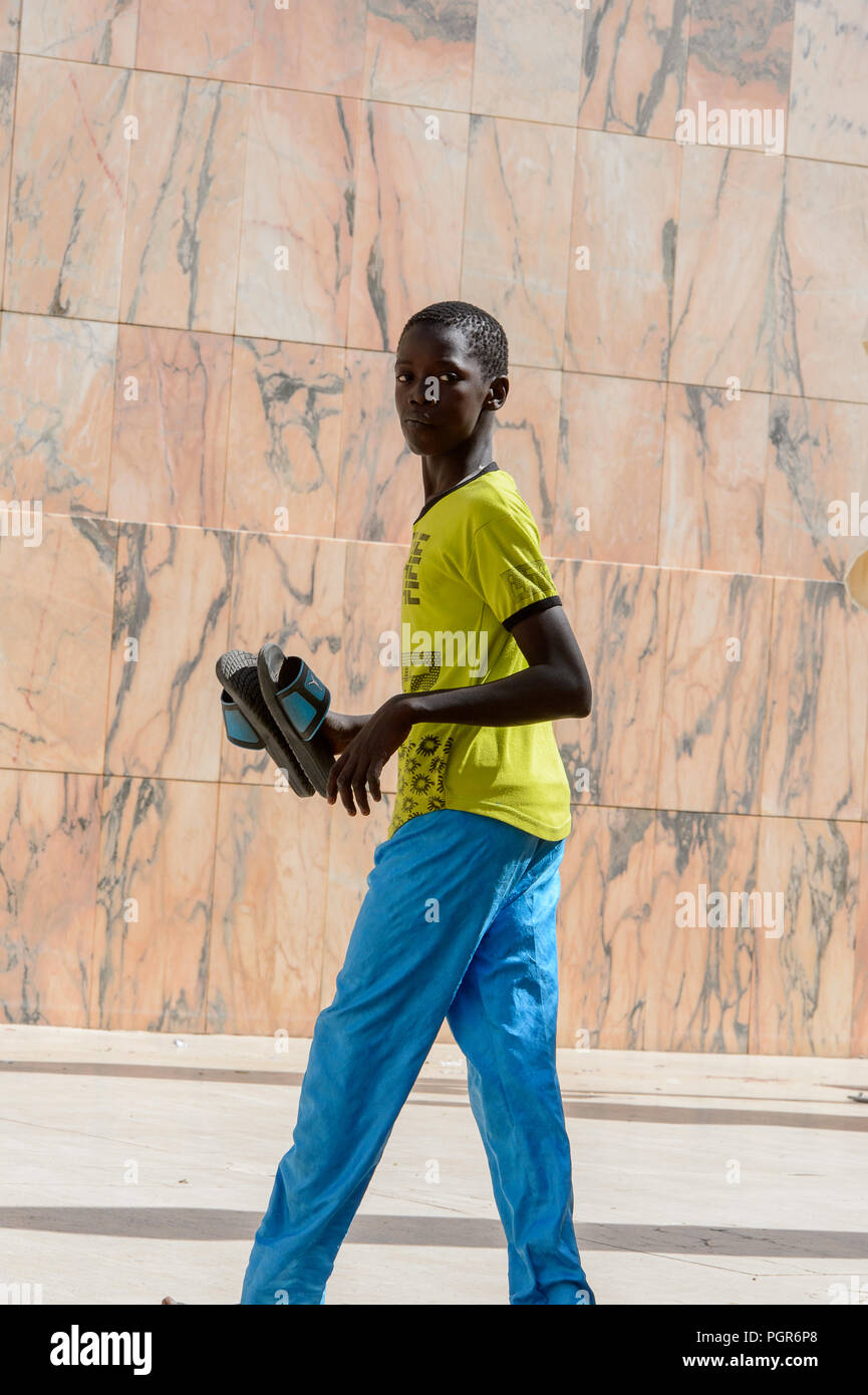 TOUBA, SÉNÉGAL - 26 avr 2017 non identifié : garçon sénégalais Promenades dans la Grande Mosquée de Touba, l'accueil de la confrérie Mouride Banque D'Images