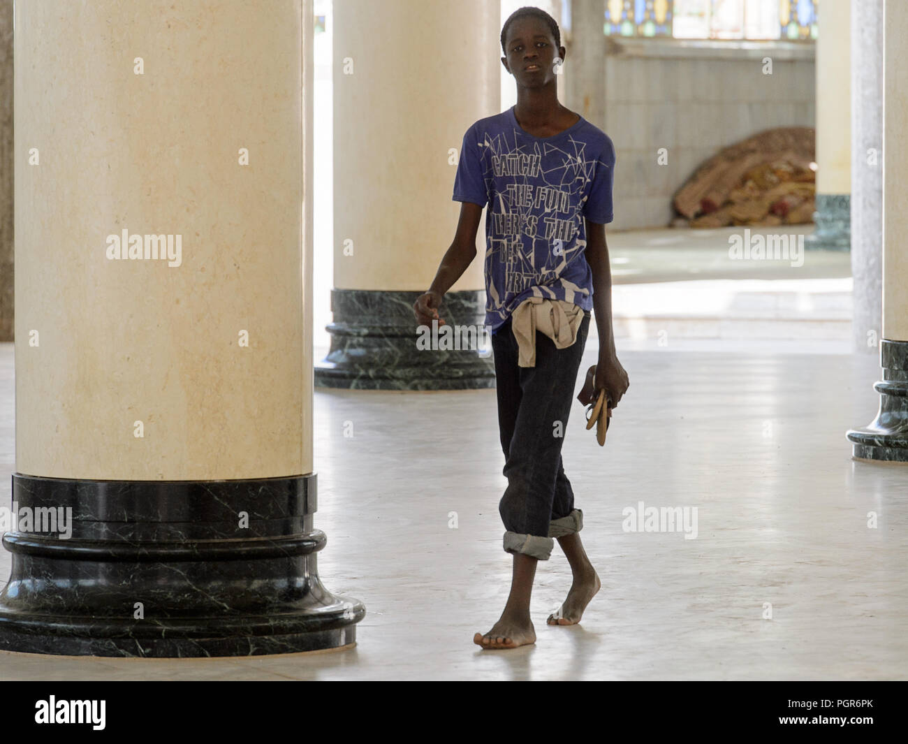 TOUBA, SÉNÉGAL - 26 avr 2017 petit gars sénégalais non identifié : promenades dans la Grande Mosquée de Touba, l'accueil de la confrérie Mouride Banque D'Images