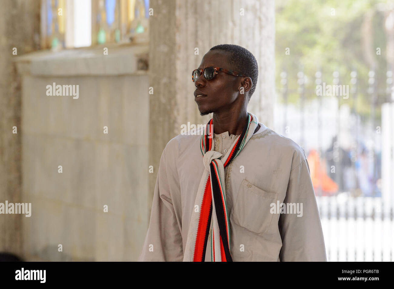 TOUBA, SÉNÉGAL - Apr 26, 2017 : Des sénégalais dans les lunettes de promenades dans la Grande Mosquée de Touba, l'accueil de la confrérie Mouride Banque D'Images