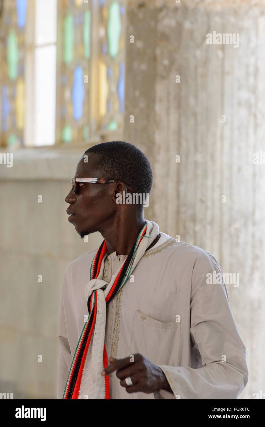 TOUBA, SÉNÉGAL - Apr 26, 2017 : Des sénégalais dans les lunettes de promenades dans la Grande Mosquée de Touba, l'accueil de la confrérie Mouride Banque D'Images
