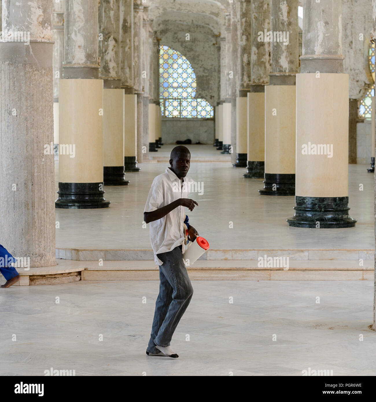 TOUBA, SÉNÉGAL - 26 avr 2017 : Unidentified sénégalais Promenades dans la Grande Mosquée de Touba, l'accueil de la confrérie Mouride Banque D'Images