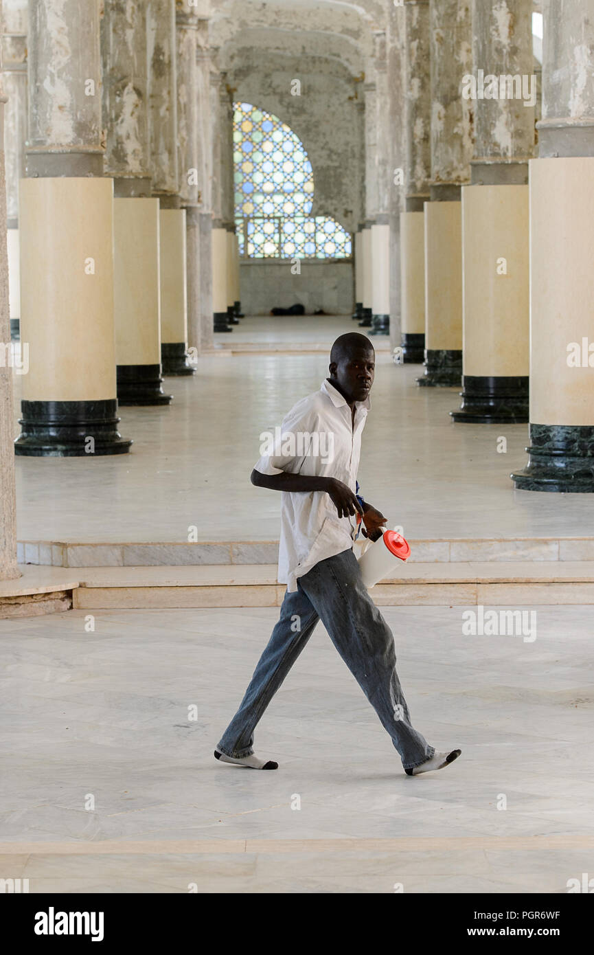 TOUBA, SÉNÉGAL - 26 avr 2017 : homme marche pieds nus sénégalais non identifiés dans la Grande Mosquée de Touba, l'accueil de la confrérie Mouride Banque D'Images