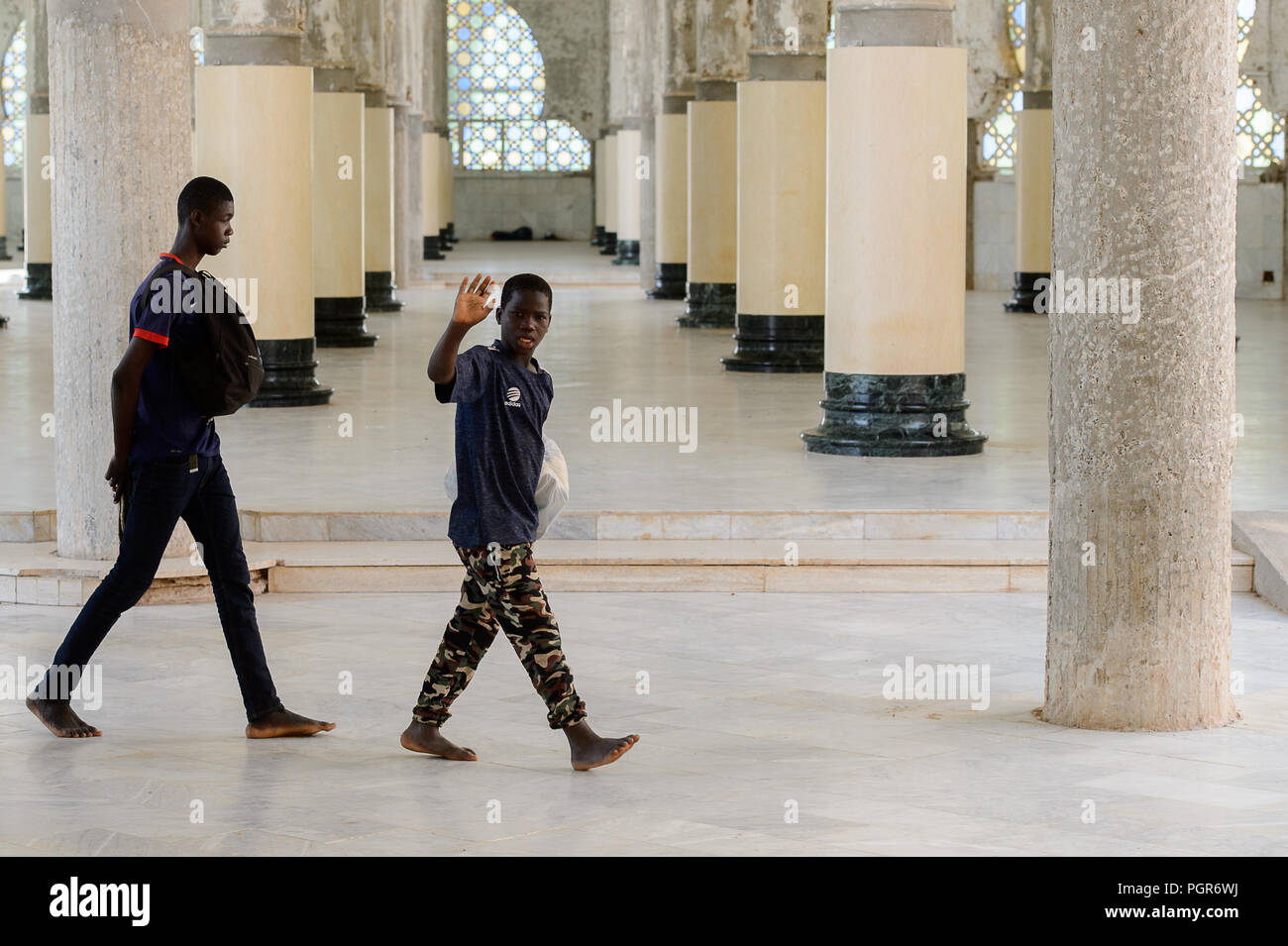 TOUBA, SÉNÉGAL - 26 avr 2017 : Unidentified sénégalais vagues sa main dans la Grande Mosquée de Touba, l'accueil de la confrérie Mouride Banque D'Images