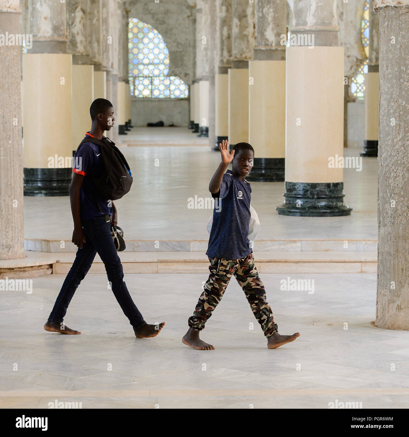 TOUBA, SÉNÉGAL - 26 avr 2017 : Unidentified sénégalais vagues sa main dans la Grande Mosquée de Touba, l'accueil de la confrérie Mouride Banque D'Images