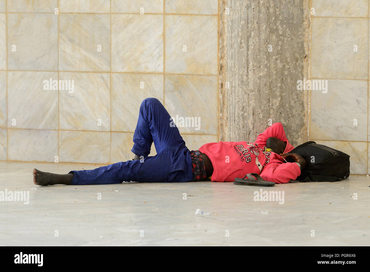 TOUBA, SÉNÉGAL - 26 avr 2017 : Unidentified sénégalais dort sur le sol dans la Grande Mosquée de Touba, l'accueil de la confrérie Mouride Banque D'Images