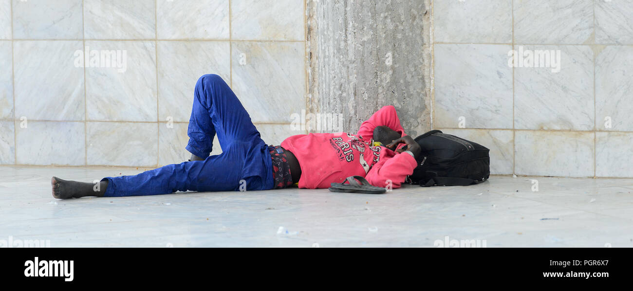 TOUBA, SÉNÉGAL - 26 avr 2017 : Unidentified sénégalais dort sur le sol dans la Grande Mosquée de Touba, l'accueil de la confrérie Mouride Banque D'Images