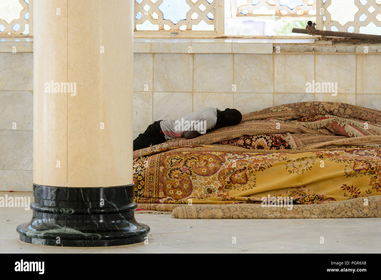 TOUBA, SÉNÉGAL - 26 avr 2017 : Unidentified sénégalais dort sur le tapis dans la Grande Mosquée de Touba, l'accueil de la confrérie Mouride Banque D'Images