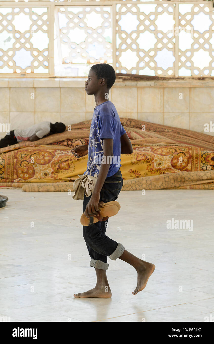 TOUBA, SÉNÉGAL - 26 avr 2017 petit gars sénégalais non identifié : promenades dans la Grande Mosquée de Touba, l'accueil de la confrérie Mouride Banque D'Images