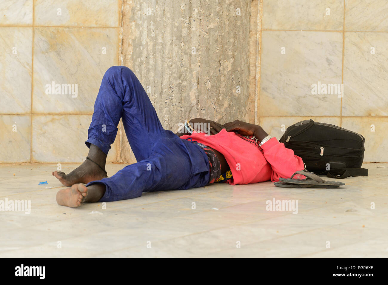 TOUBA, SÉNÉGAL - 26 avr 2017 : Unidentified sénégalais dort sur le sol dans la Grande Mosquée de Touba, l'accueil de la confrérie Mouride Banque D'Images