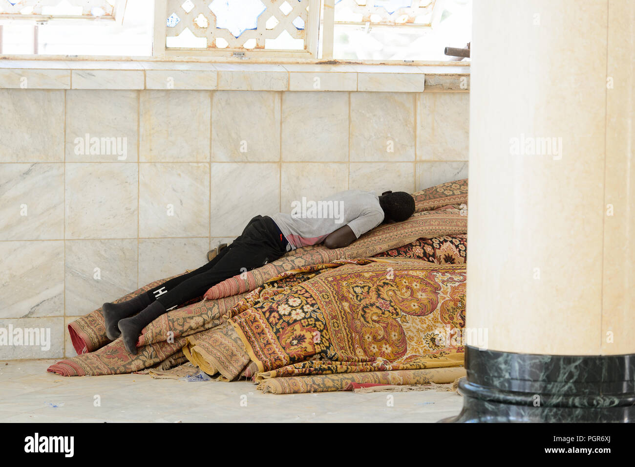 TOUBA, SÉNÉGAL - 26 avr 2017 : Unidentified sénégalais dort sur le tapis dans la Grande Mosquée de Touba, l'accueil de la confrérie Mouride Banque D'Images