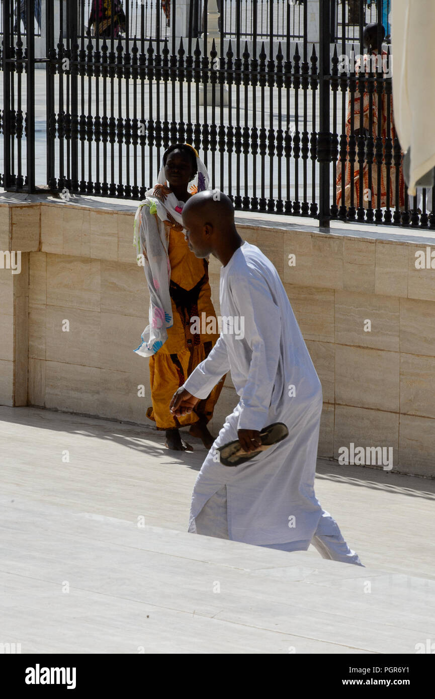 TOUBA, SÉNÉGAL - 26 avr 2017 : Unidentified sénégalais à la Grande Mosquée de Touba, l'accueil de la confrérie Mouride Banque D'Images