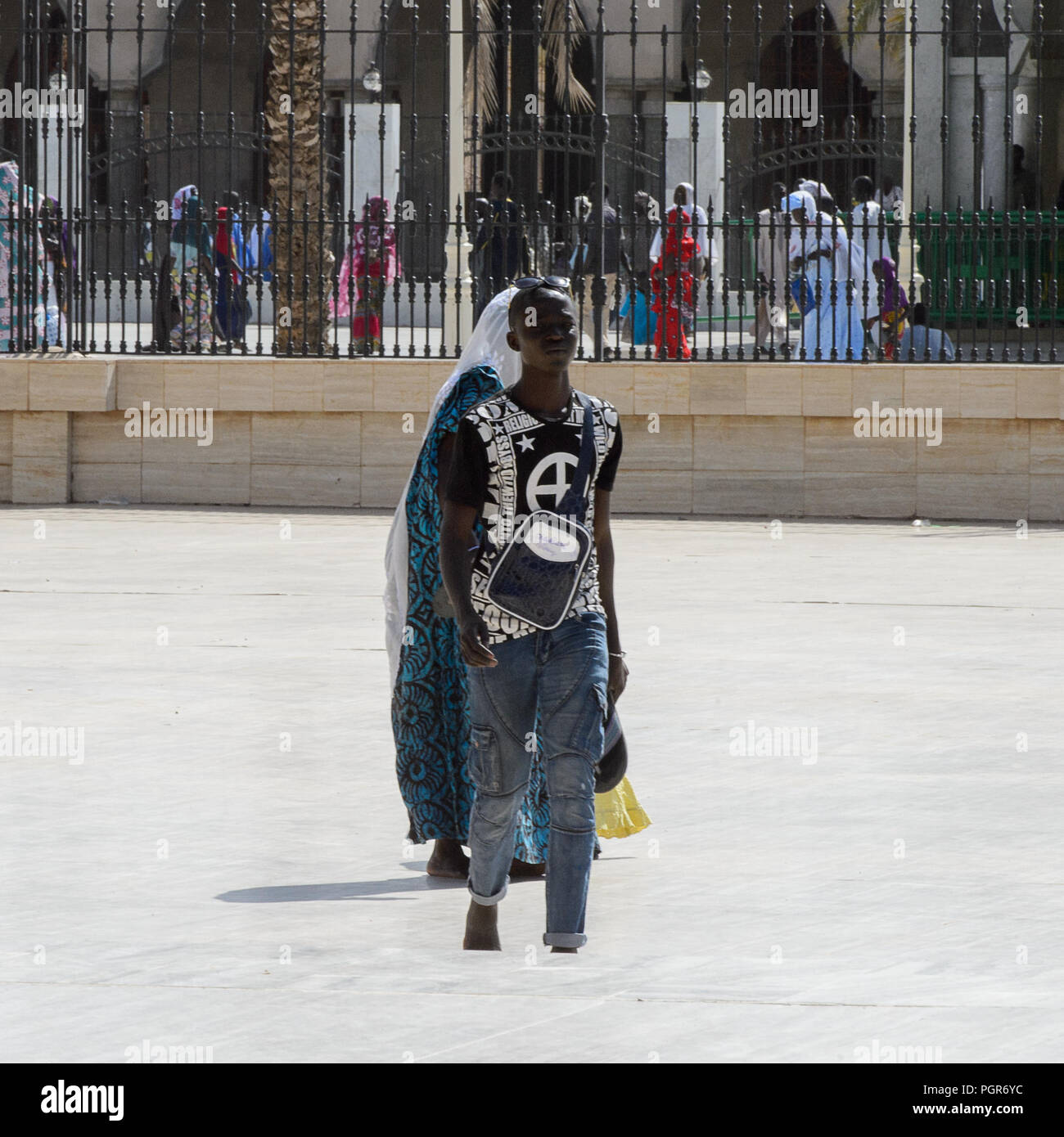 TOUBA, SÉNÉGAL - 26 avr 2017 : homme marche pieds nus sénégalais non identifiés dans la Grande Mosquée de Touba, l'accueil de la confrérie Mouride Banque D'Images