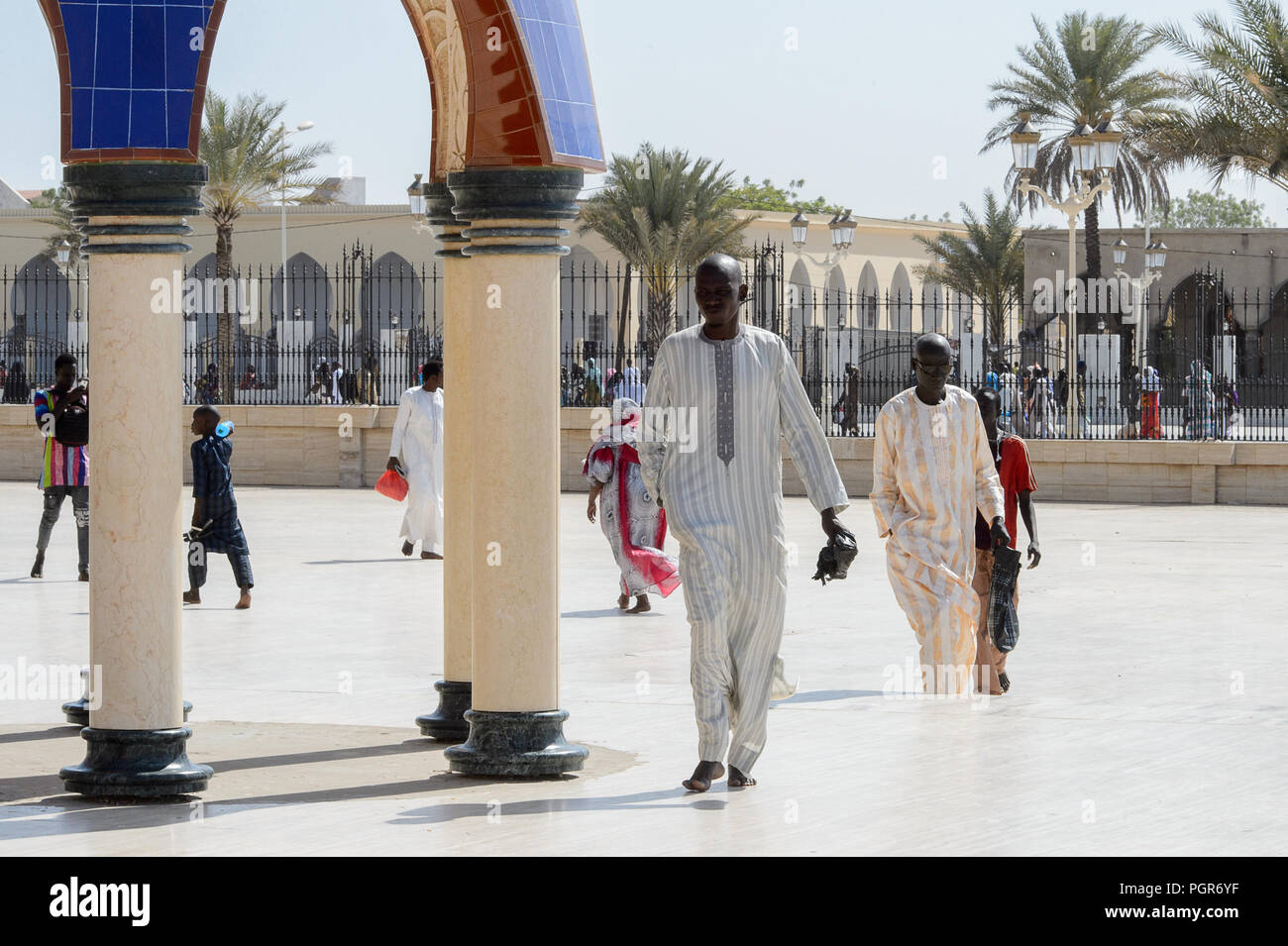 TOUBA, SÉNÉGAL - 26 avr 2017 non identifié : peuple sénégalais en vêtements traditionnels de longue promenade dans la Grande Mosquée de Touba, l'accueil de la confrérie Mouride B Banque D'Images