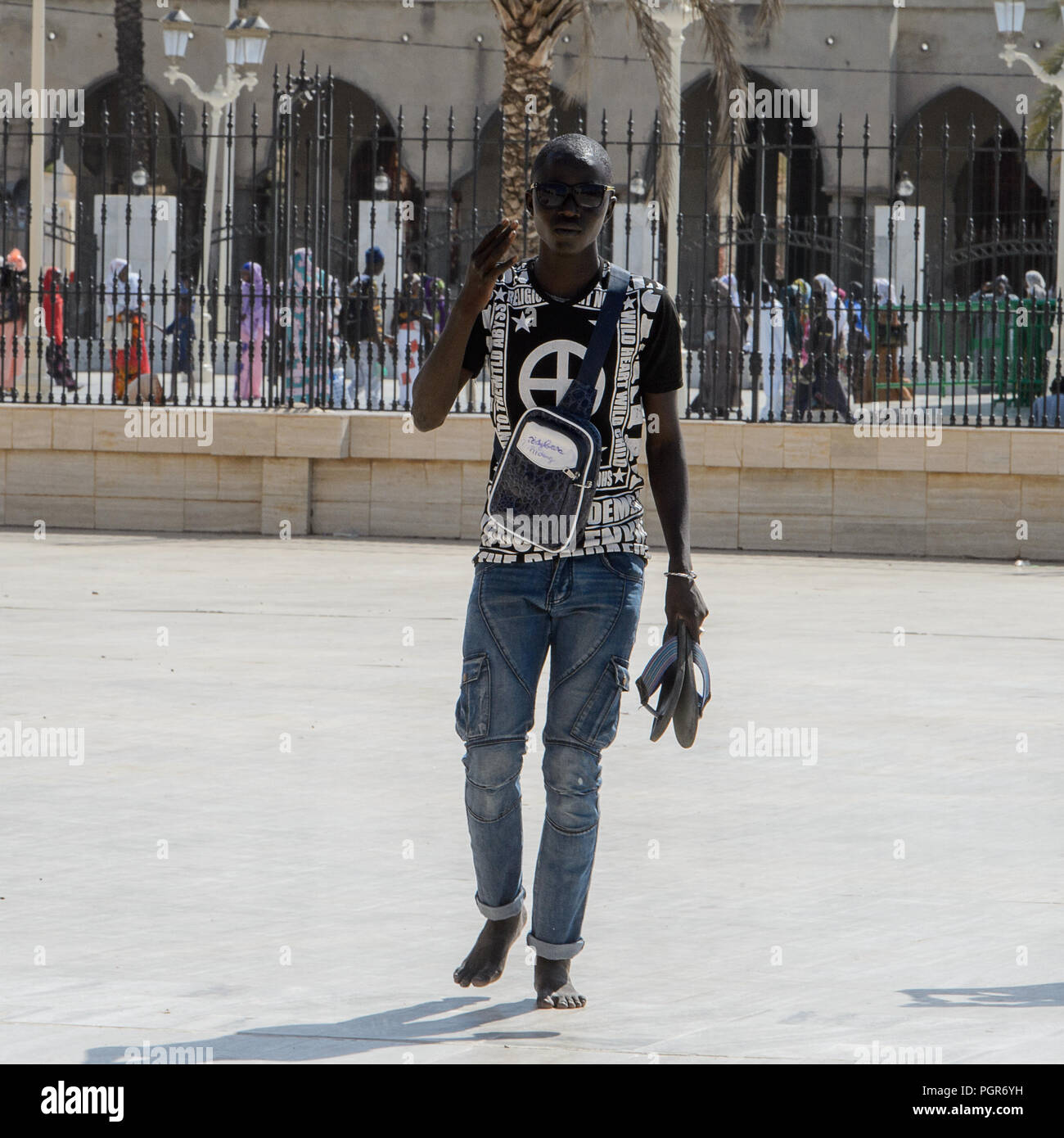TOUBA, SÉNÉGAL - 26 avr 2017 : homme marche pieds nus sénégalais non identifiés dans la Grande Mosquée de Touba, l'accueil de la confrérie Mouride Banque D'Images
