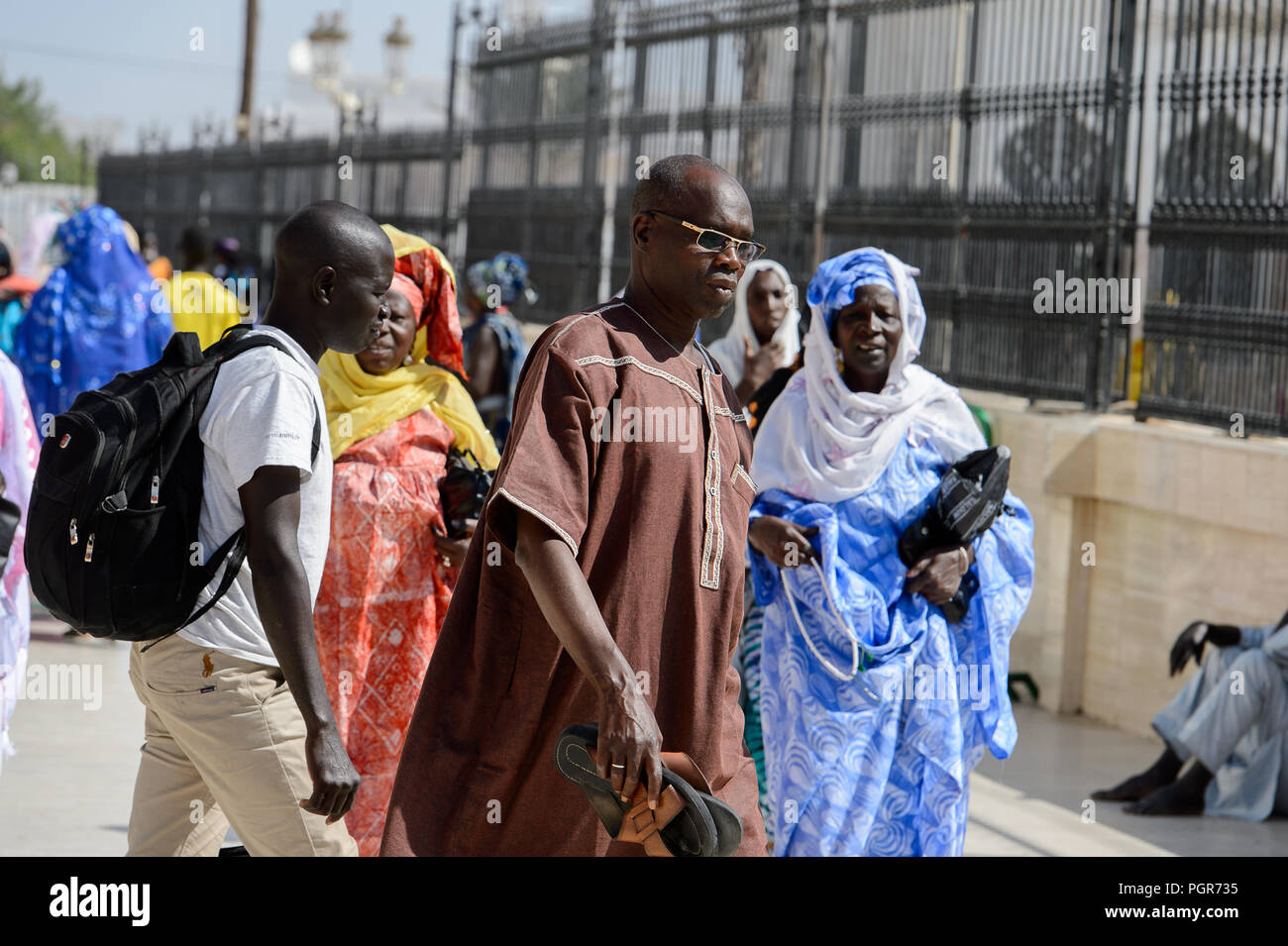 TOUBA, SÉNÉGAL - 26 avr 2017 non identifié : peuple sénégalais à pied dans la Grande Mosquée de Touba, l'accueil de la confrérie Mouride Banque D'Images