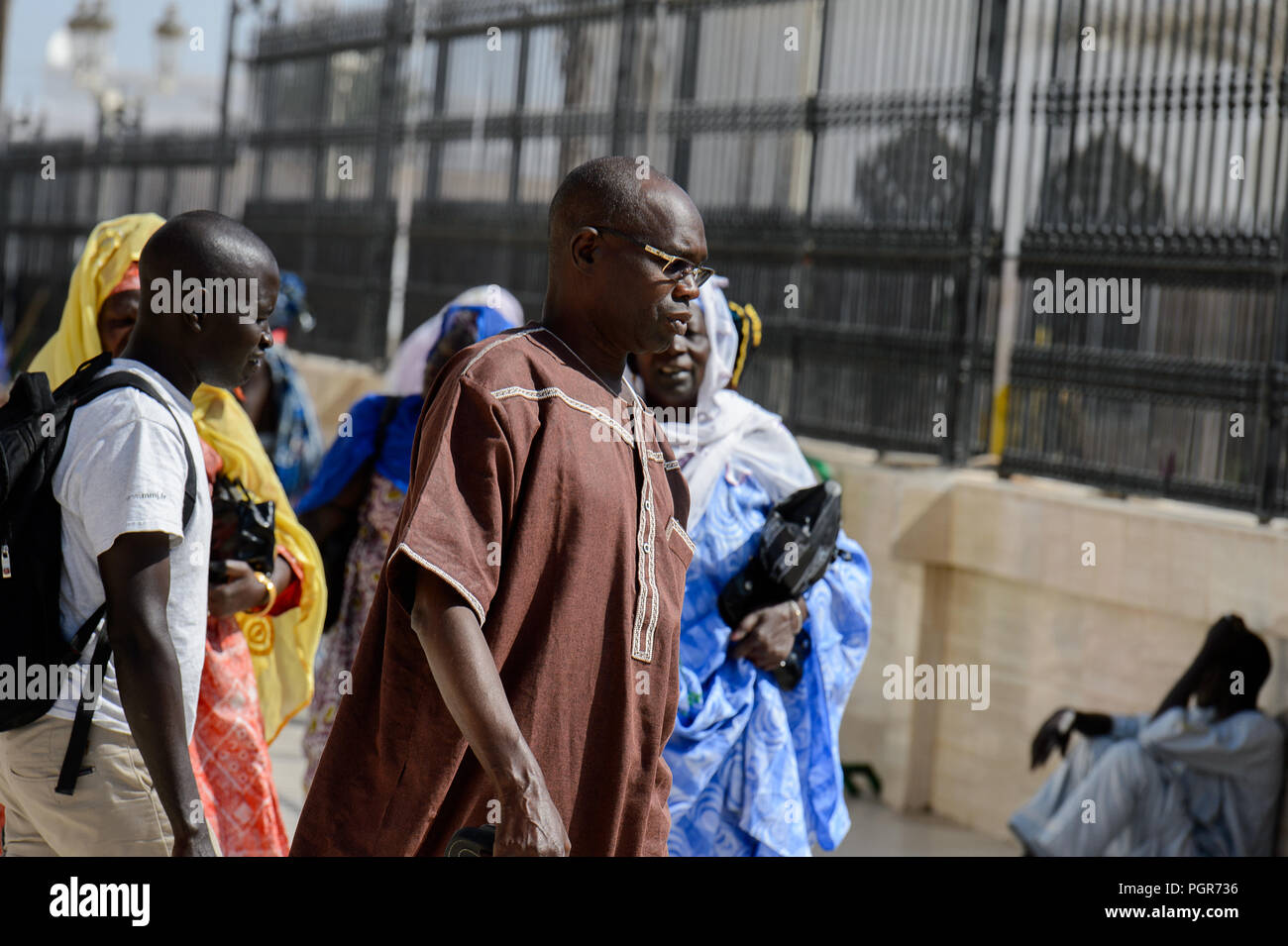 TOUBA, SÉNÉGAL - 26 avr 2017 non identifié : peuple sénégalais à pied dans la Grande Mosquée de Touba, l'accueil de la confrérie Mouride Banque D'Images