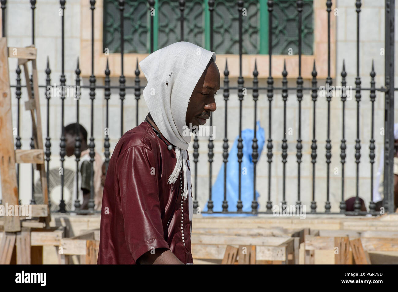 TOUBA, SÉNÉGAL - 26 avr 2017 non identifié : foulard sénégalais dans promenades dans la Grande Mosquée de Touba, l'accueil de la confrérie Mouride Banque D'Images
